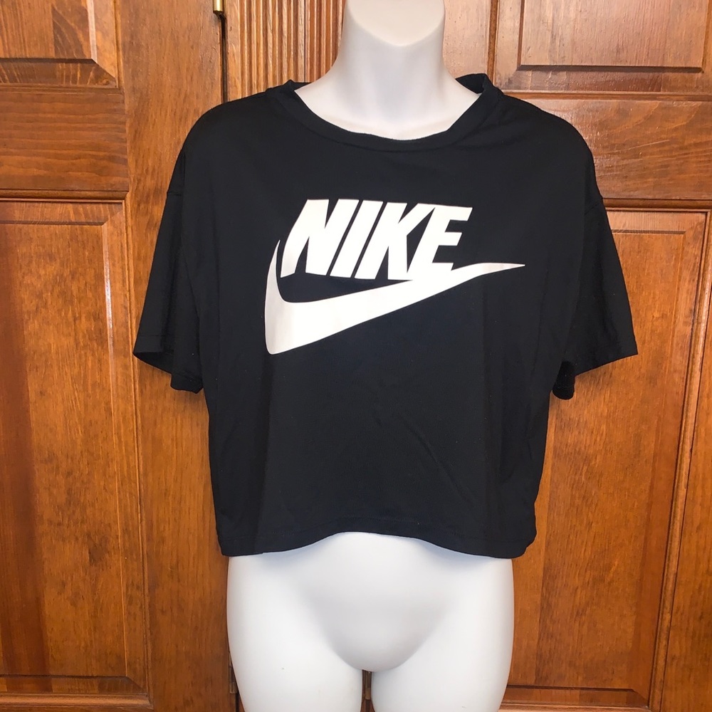 Sporty cropped Nike T-shirt